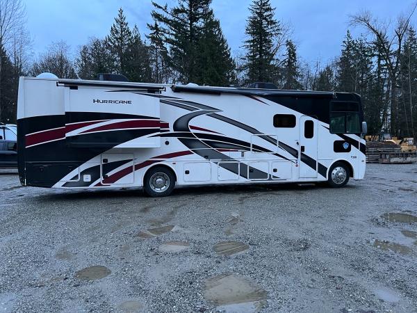 2022 Thor Hurricane Class A Motorhome - Image 5