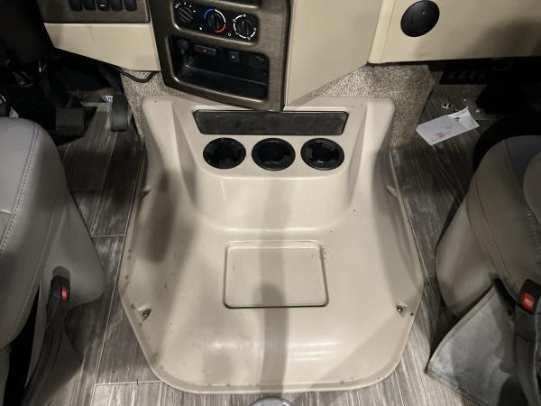 2022 Thor Hurricane Class A Motorhome - Image 35