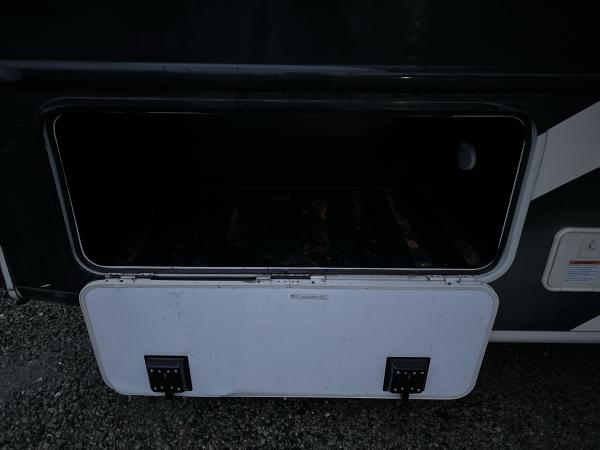 2022 Thor Hurricane Class A Motorhome - Image 45