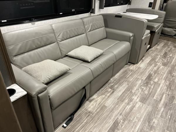 2022 Thor Hurricane Class A Motorhome - Image 15