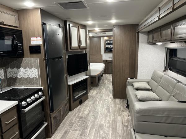2022 Thor Hurricane Class A Motorhome - Image 13