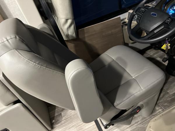 2022 Thor Hurricane Class A Motorhome - Image 10