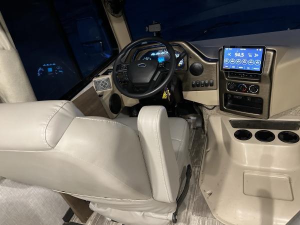 2022 Thor Hurricane Class A Motorhome - Image 9