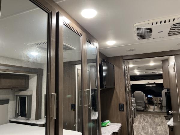 2022 Thor Hurricane Class A Motorhome - Image 16