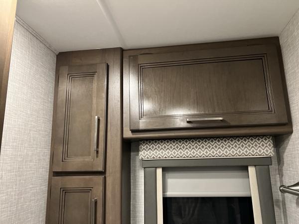 2022 Thor Hurricane Class A Motorhome - Image 17