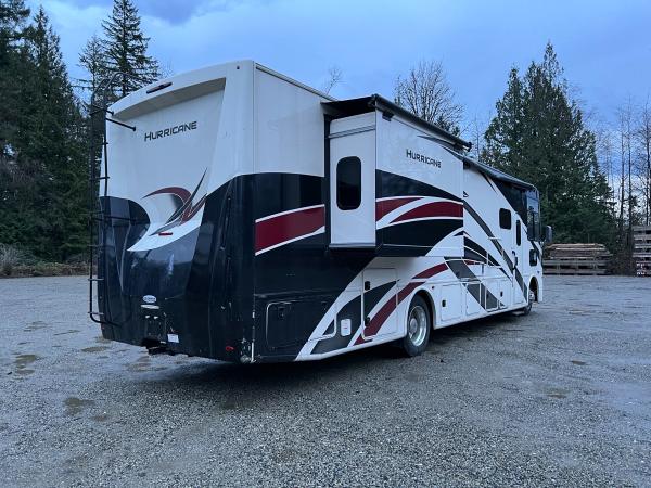 2022 Thor Hurricane Class A Motorhome - Image 7