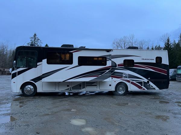 2022 Thor Hurricane Class A Motorhome - Image 4