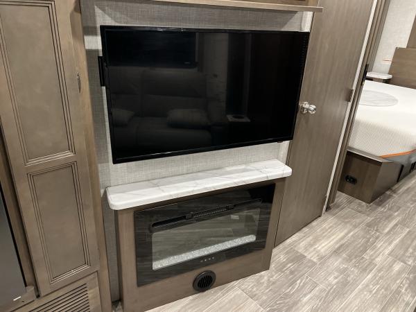 2022 Thor Hurricane Class A Motorhome - Image 18