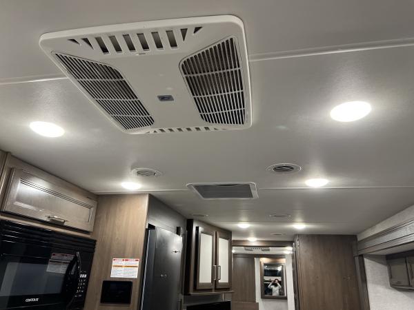 2022 Thor Hurricane Class A Motorhome - Image 19