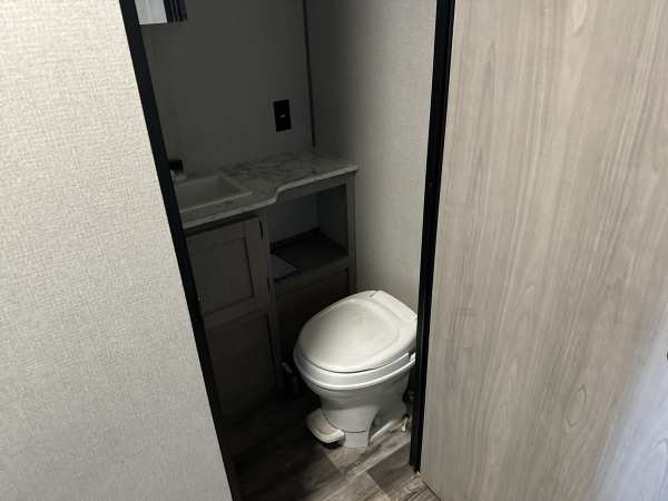 2022 Coleman Lantern 295 Travel Trailer - Image 26