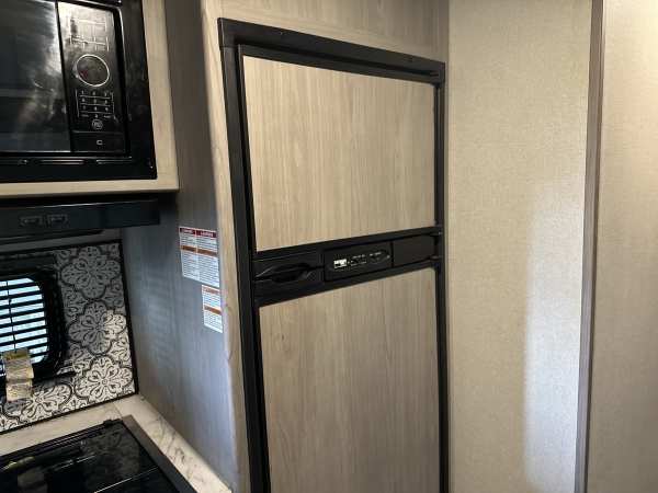 2022 Coleman Lantern 295 Travel Trailer - Image 16