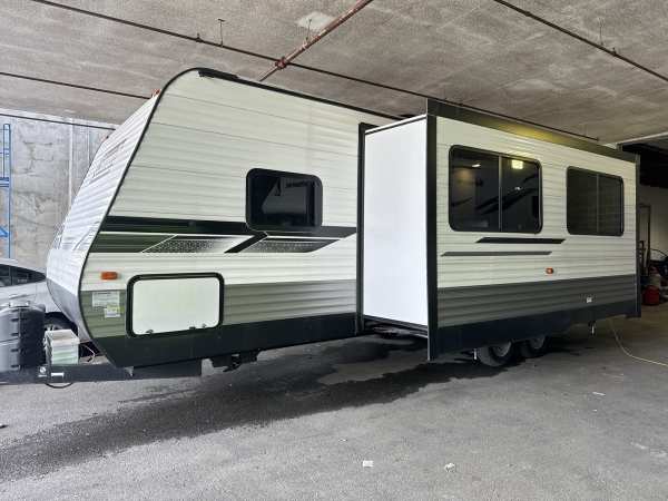 2022 Coleman Lantern 295 Travel Trailer - Image 5