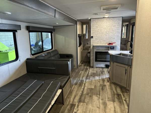 2022 Coleman Lantern 295 Travel Trailer - Image 10