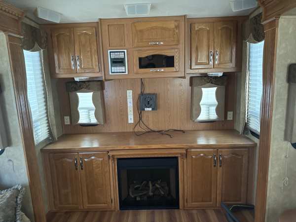 2008 Forest River Cardinal 35SB - Image 8