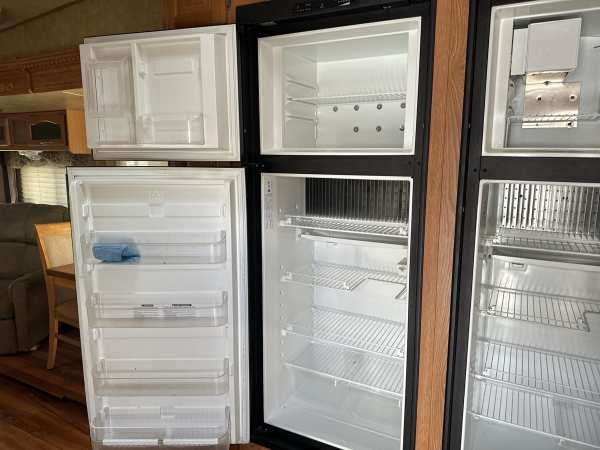 2008 Forest River Cardinal 35SB - Image 25