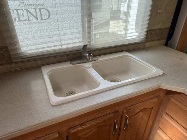 2008 Forest River Cardinal 35SB - Image 24