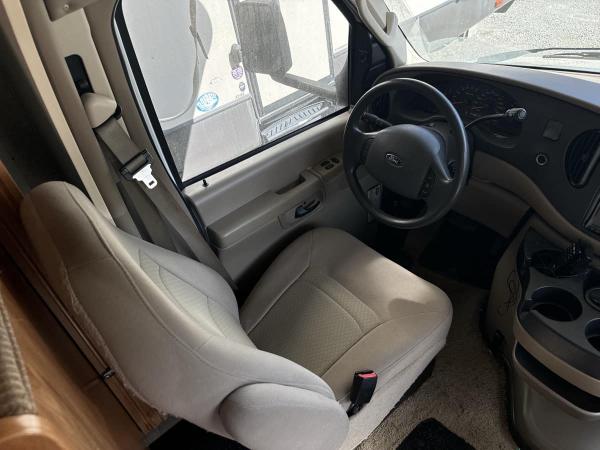 2007 Winnebago Motorhome - Image 9