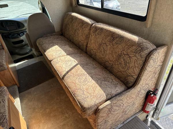 2007 Winnebago Motorhome - Image 19