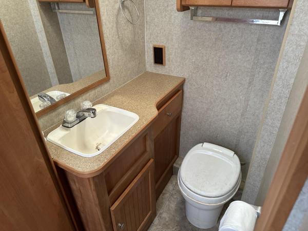 2007 Winnebago Motorhome - Image 22