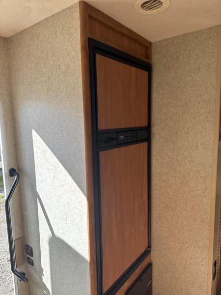 2007 Winnebago Motorhome - Image 14