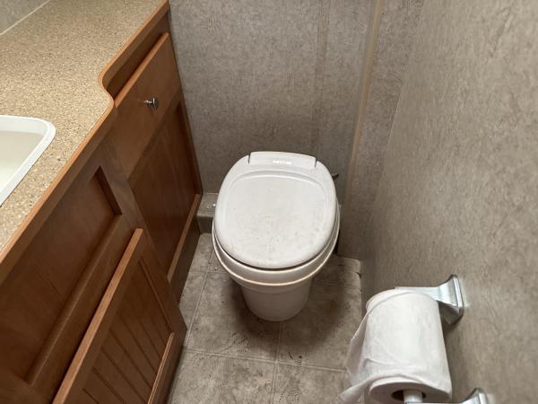 2007 Winnebago Motorhome - Image 23