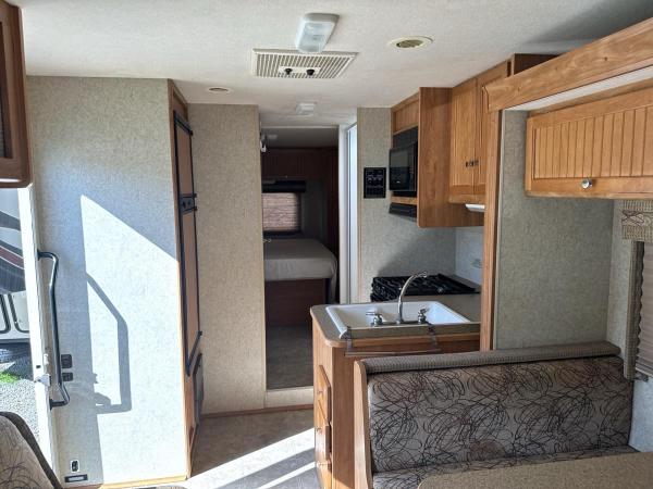 2007 Winnebago Motorhome - Image 12