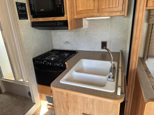 2007 Winnebago Motorhome - Image 26