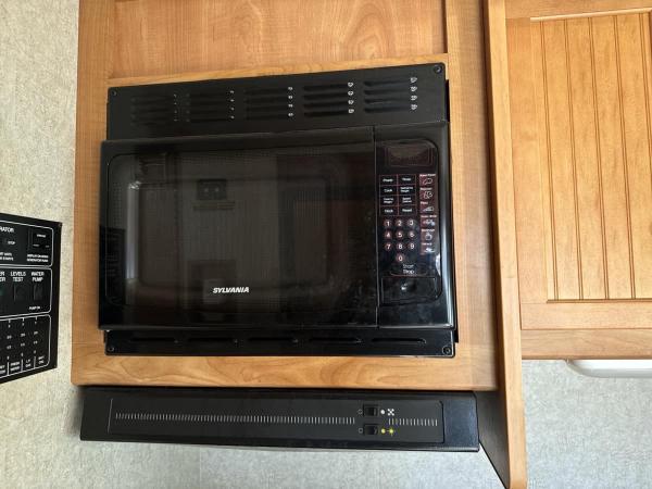 2007 Winnebago Motorhome - Image 28