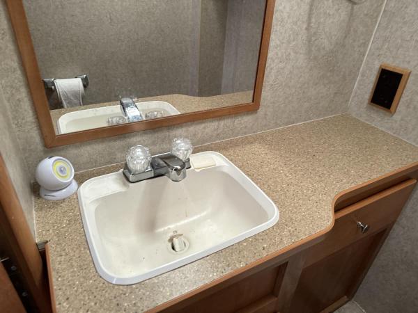 2007 Winnebago Motorhome - Image 27