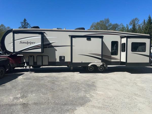 2016 Forest River Sandpiper 389RD - Image 5