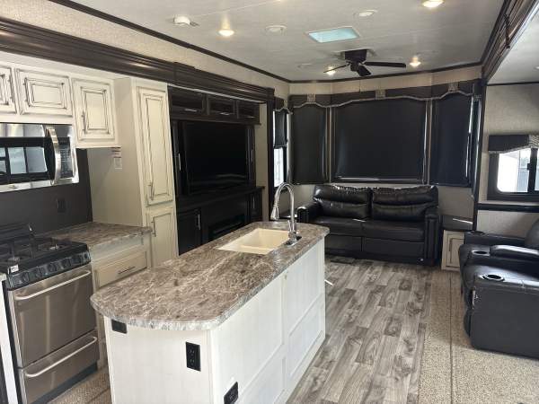 2020 Jayco Bungalow 40 LOFT - Image 9