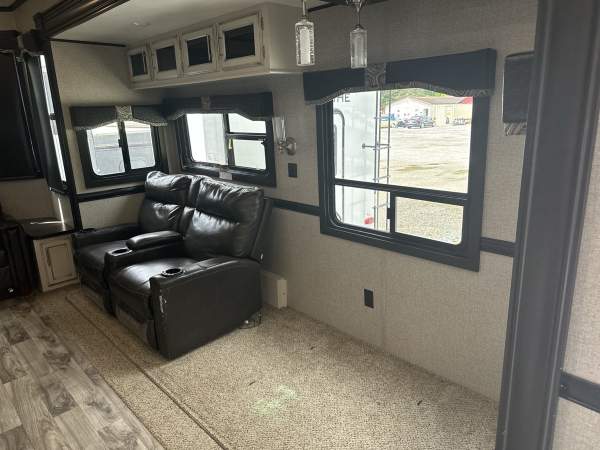 2020 Jayco Bungalow 40 LOFT - Image 10