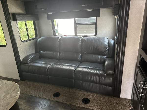 2017 Jayco Octane T32C Toy Hauler - Image 17