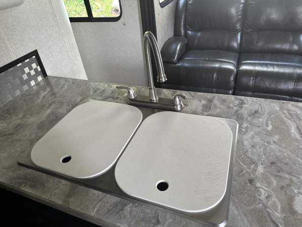 2017 Jayco Octane T32C Toy Hauler - Image 22