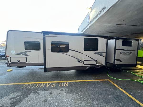 2013 Rockwood Signature Ultra 8312SS - Image 5