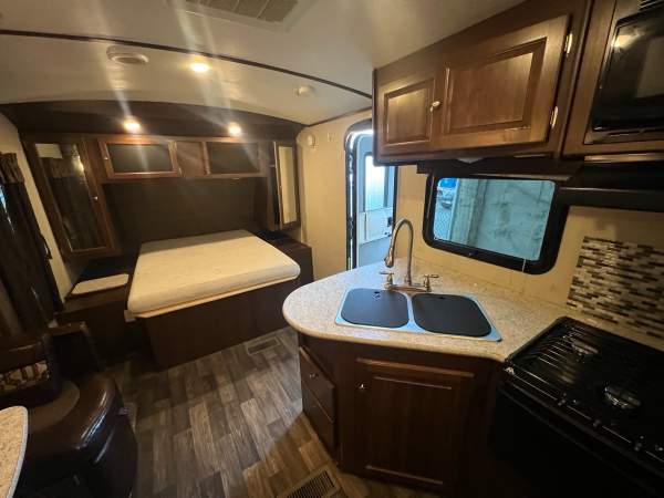 2017 Keystone Premier 19FBR - Image 9