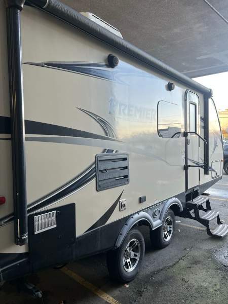 2017 Keystone Premier 19FBR - Image 6