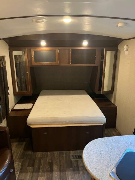 2017 Keystone Premier 19FBR - Image 16