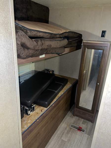 2017 Dutchmen Coleman 295QB - Image 13