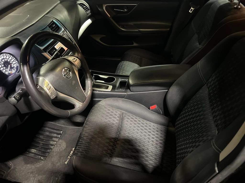 2018 Nissan Altima SV - Image 12