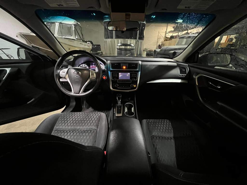 2018 Nissan Altima SV - Image 9