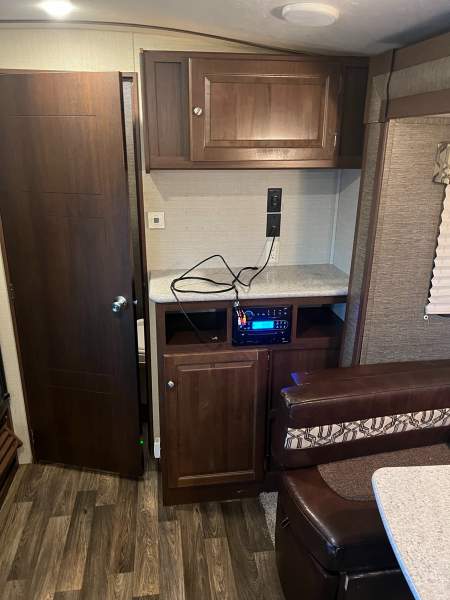 2017 Keystone Premier 19FBR - Image 14