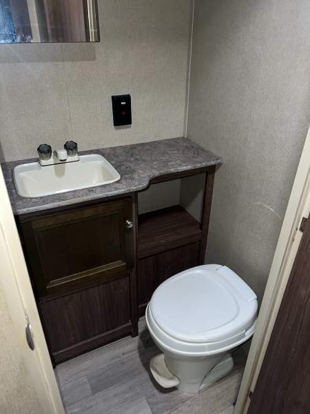 2017 Dutchmen Coleman 295QB - Image 15