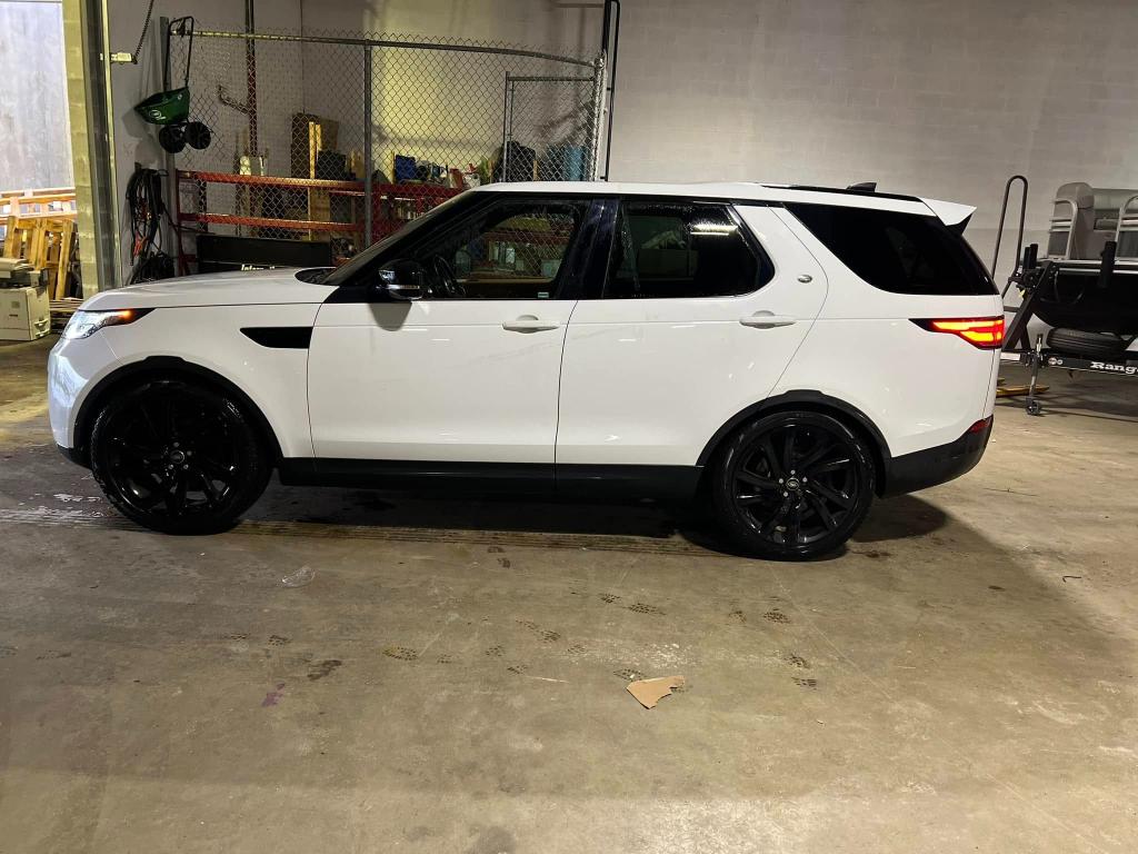 2017 Land Rover Discovery HSE Luxury - Image 4