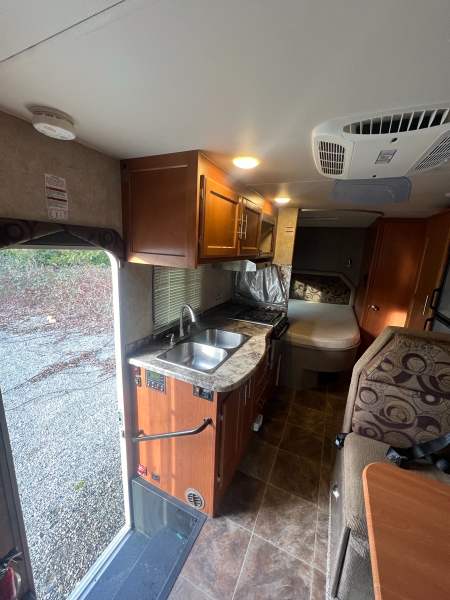 2017 Alpine Adventure 24DS - Image 11