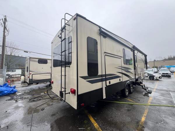 2018 Keystone Montana HM344RL - Image 6