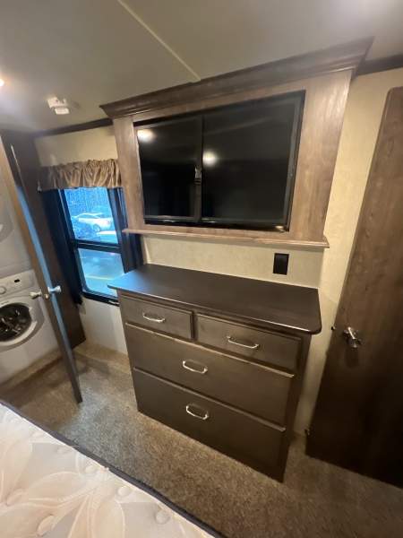 2018 Keystone Montana HM344RL - Image 12