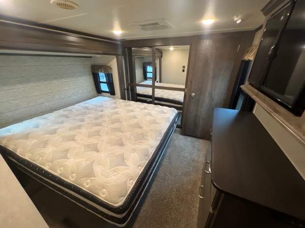 2018 Keystone Montana HM344RL - Image 13