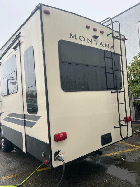 2018 Keystone Montana HM344RL - Image 5