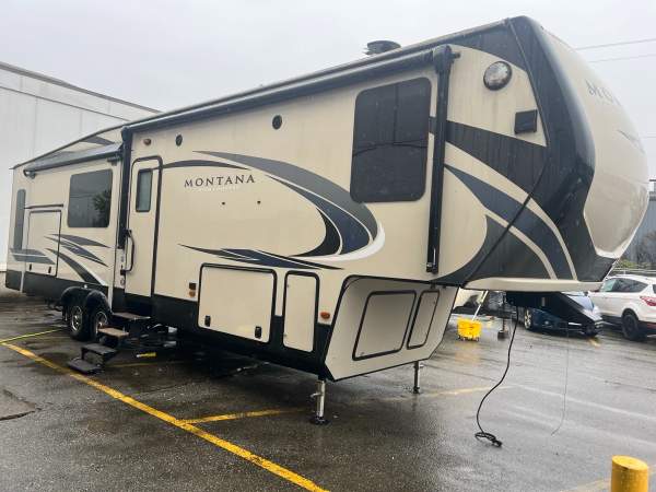 2018 Keystone Montana HM344RL - Image 3